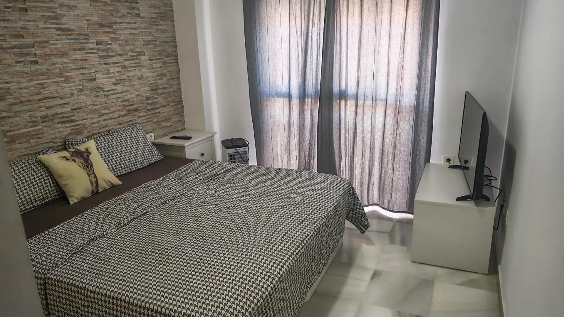 Share Appartement, Have Room With Private Bathroom Торремолинос